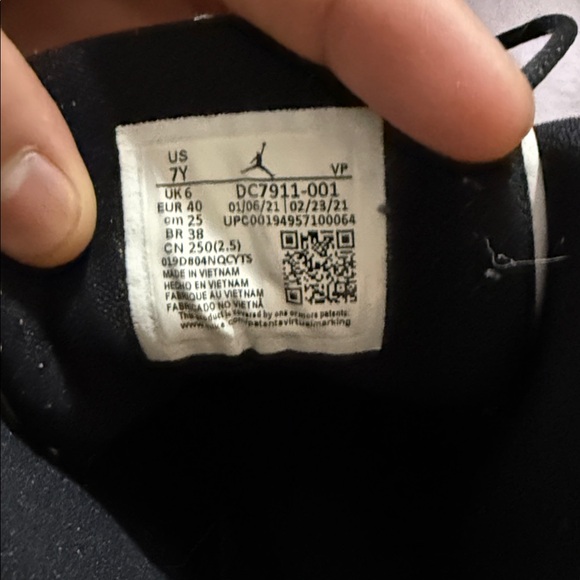 Nike jordan Black and White Sneakers with Green Accents - Picture 8 of 8